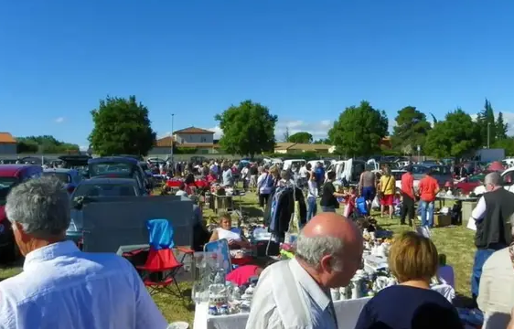 Grand vide grenier du club 70 à Coursan