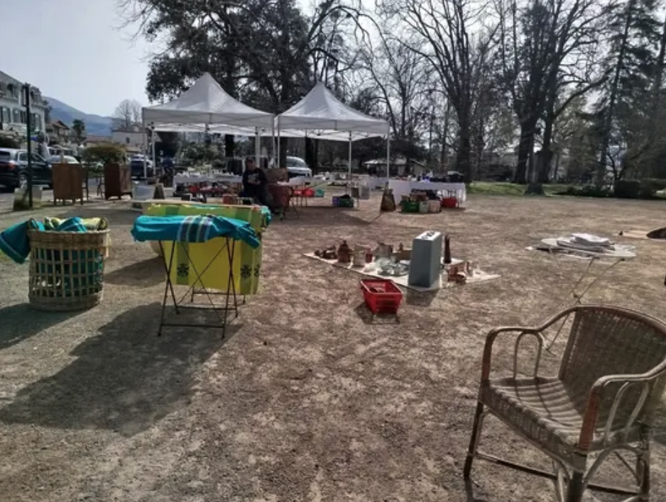Brocante professionnelle du jardin public à Cambo-les-Bains