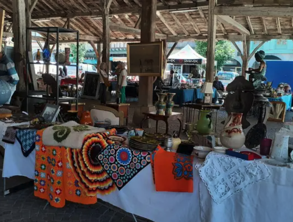 Brocante d'été sous la halle à Revel
