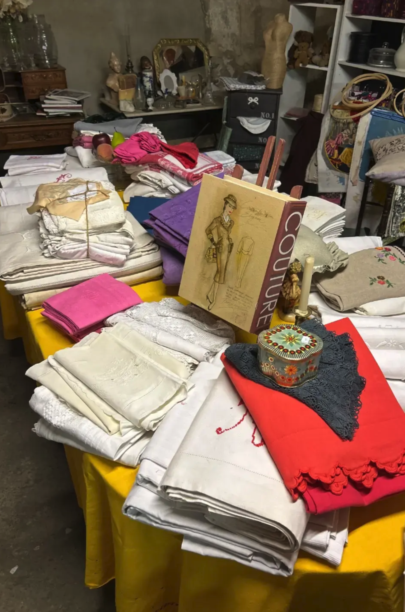 Spécial mercerie, couture Boutons anciens, matériel de couture, dentelle… à Comps