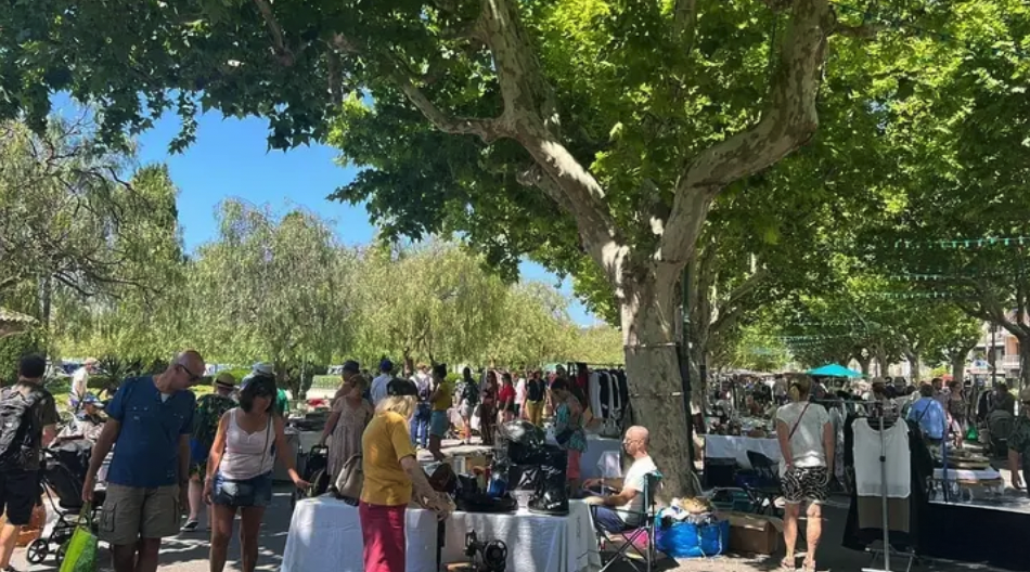 BROCANTE SOLIDAIRE à Sanary-sur-Mer