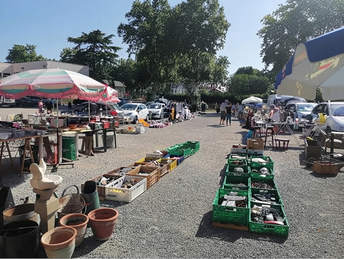 Vide grenier Brocante parking restaurant Casanova